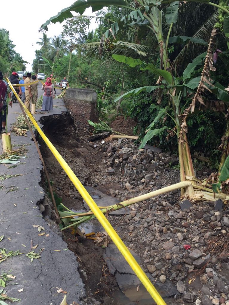 04-salah-satu-akses-jalan-dari-desa-sambirejo-arah-ke-pedotan-ambles-terkena-banjir